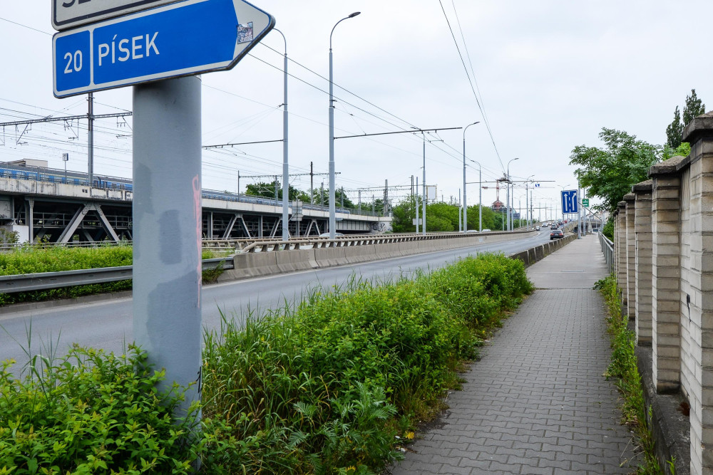 Rozsáhlá oprava extrémně vytíženého mostu v Plzni se přehoupla do druhé poloviny a uzavře směr na Bory