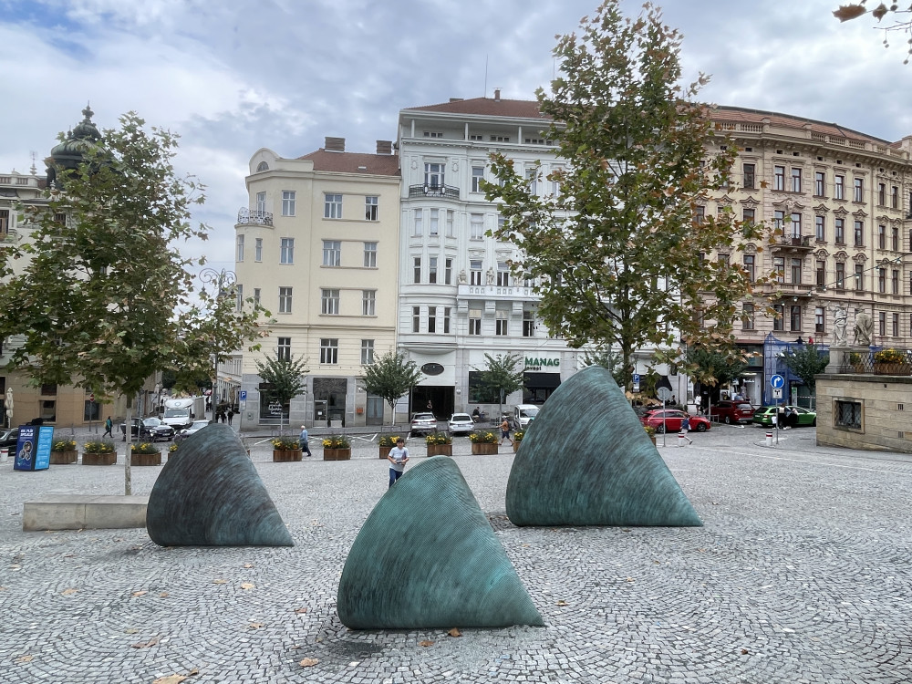 Brno se chlubí novým uměním. Před radnicí má obří kužely, které dělají mlhu