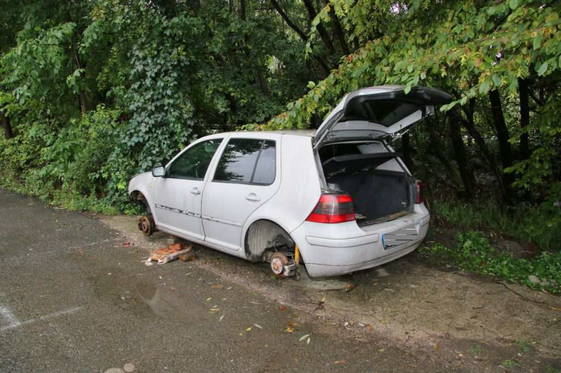 Zloději vybrakovali Golf zaparkovaný u zahrádkářské kolonie v Přerově. Auto zůstalo stát na cihlách