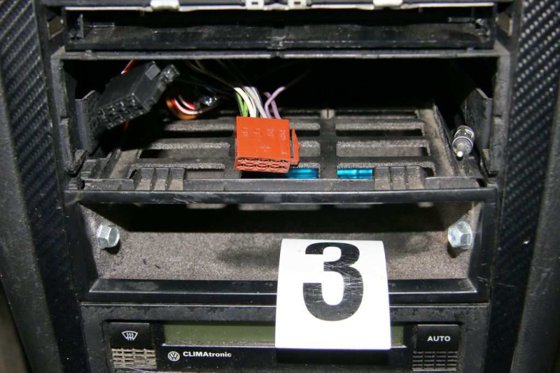 Zloději vybrakovali Golf zaparkovaný u zahrádkářské kolonie v Přerově. Auto zůstalo stát na cihlách