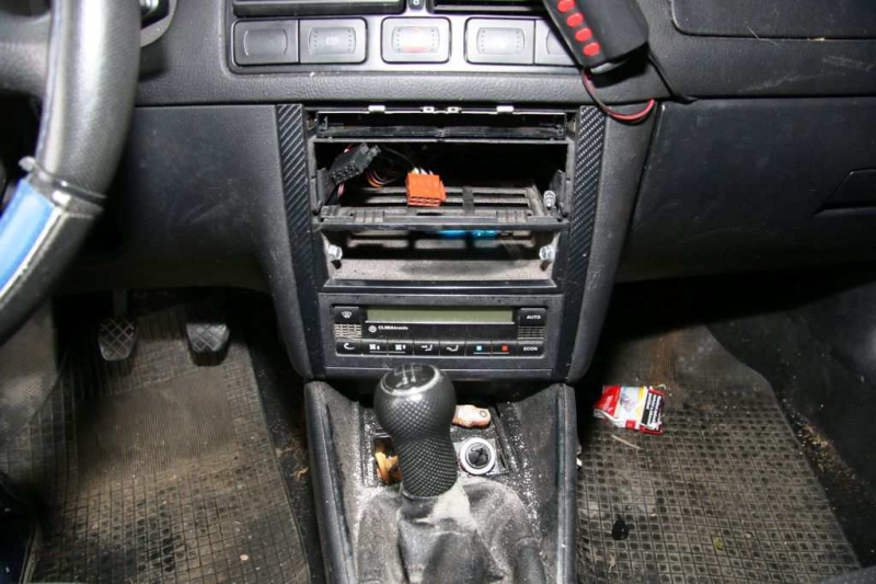 Zloději vybrakovali Golf zaparkovaný u zahrádkářské kolonie v Přerově. Auto zůstalo stát na cihlách