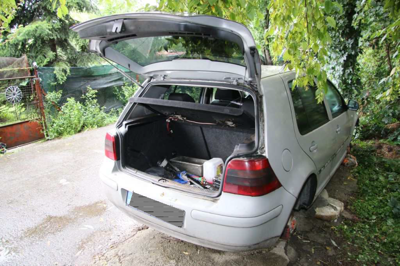 Zloději vybrakovali Golf zaparkovaný u zahrádkářské kolonie v Přerově. Auto zůstalo stát na cihlách