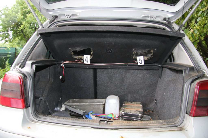 Zloději vybrakovali Golf zaparkovaný u zahrádkářské kolonie v Přerově. Auto zůstalo stát na cihlách