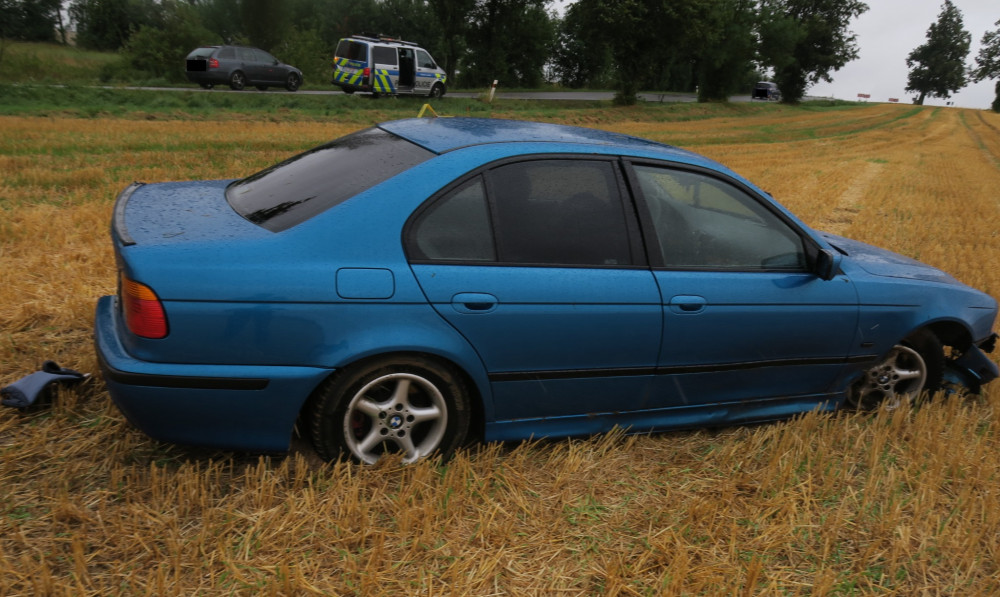 Cizinec ukradl dvě auta, s jedním boural. Podívejte se na honičku u kosteleckého kruháče