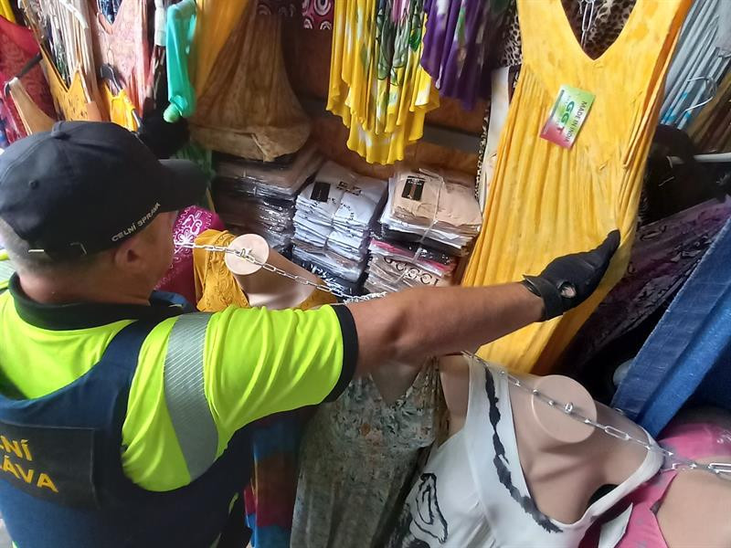 Celníci provětrali šatníky trhovců u Znojma. V tajném skladu našli padělky za miliony