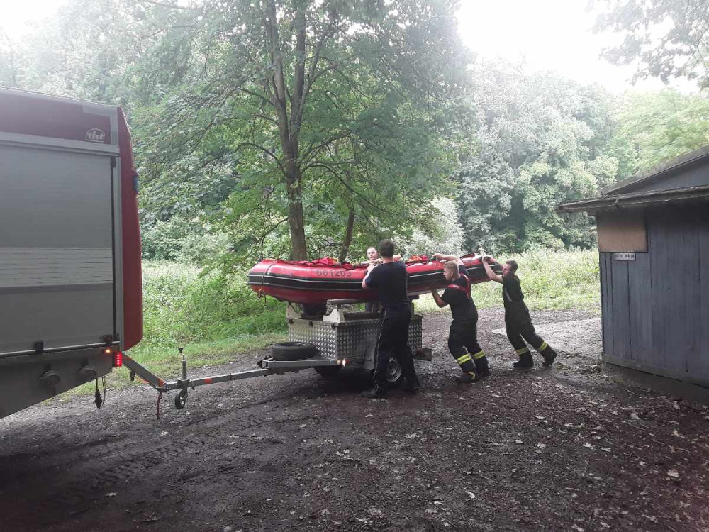 U Střeně hasiči z rozvodněné Moravy zachraňovali pět vodáků. Dítě, muž a tři ženy zůstali uprostřed řeky