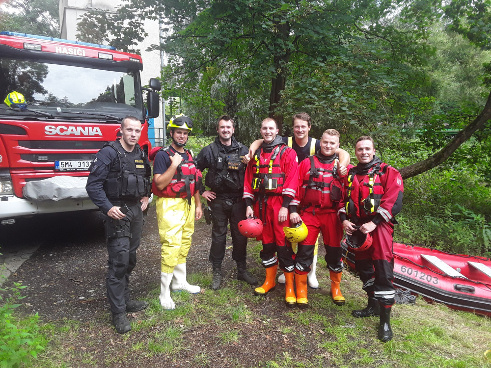 U Střeně hasiči z rozvodněné Moravy zachraňovali pět vodáků. Dítě, muž a tři ženy zůstali uprostřed řeky