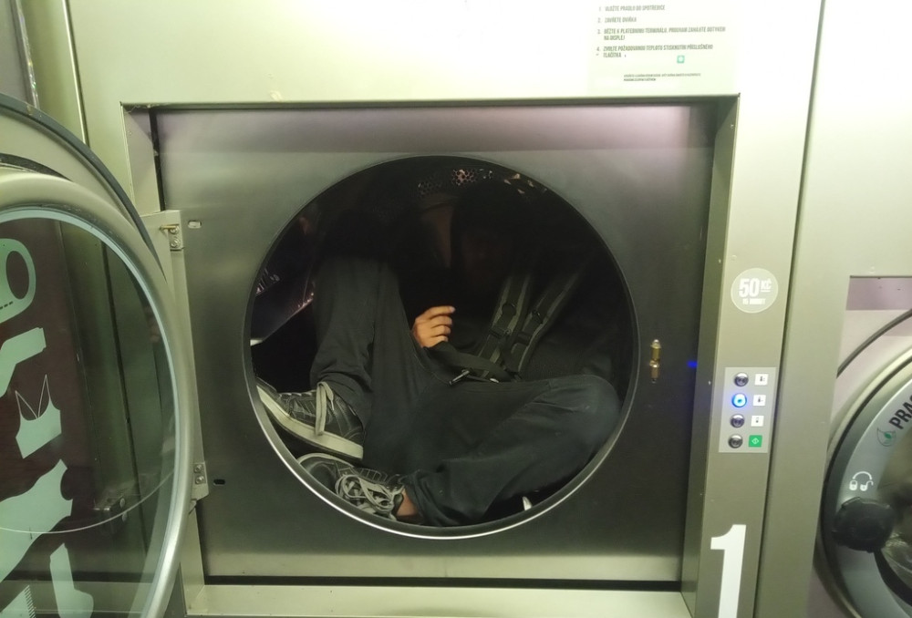 Bezdomovec si ustlal v sušičce na prádlo. Z dřímoty jej probudili strážníci zaťukáním na skleněná dvířka