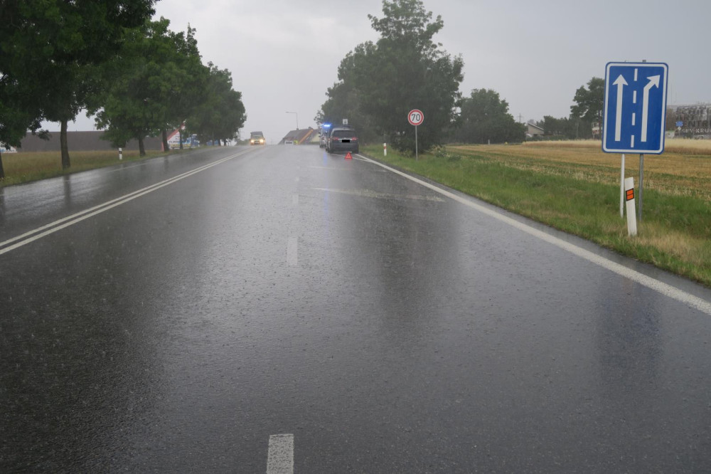 Řidič způsobil nehodu šesti aut, když předjížděl přes dvojitou plnou čáru