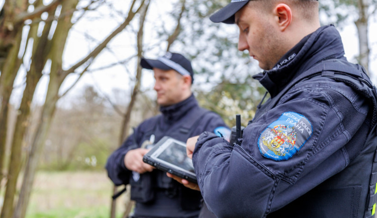 Pěsti a plivance do obličeje i neschopenka. Strážníci popsali službu v centru Prahy