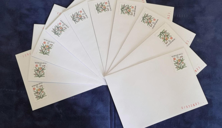 Padělal známky a poslal je příbuznému do věznice. Měl to být prý dárek