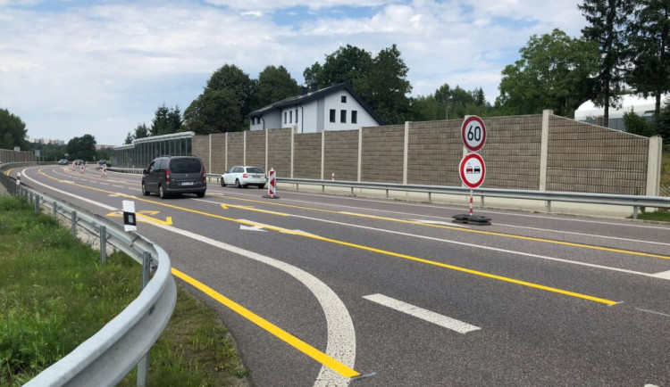 V Kunraticích začali silničáři se stavební úpravou protihlukové stěny