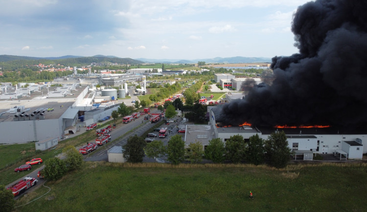 Policie: Škoda po požáru haly v Žebráku je 1,8 miliardy korun