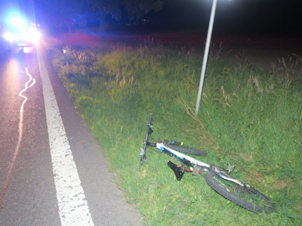 Cyklista po srážce s autem spadl do příkopu. Nadýchal skoro dvě a půl promile