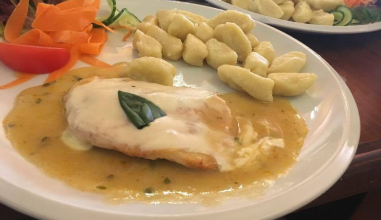 Děti ze sociálně slabých rodin opět získají příspěvek na stravování