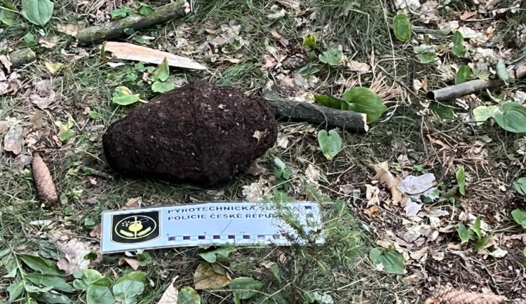 Úlovek houbařů. V lese za sídlištěm našli kromě hřibů i hlavici Panzerfaustu