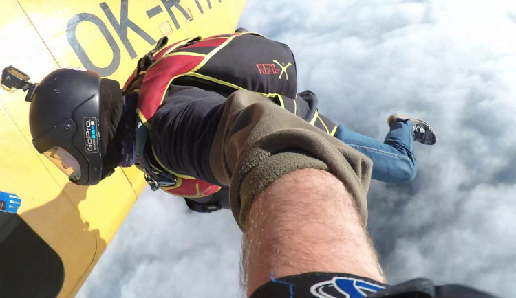 Parašutista přišel o padák za sto tisíc. Zloděj ho ukradl z auta