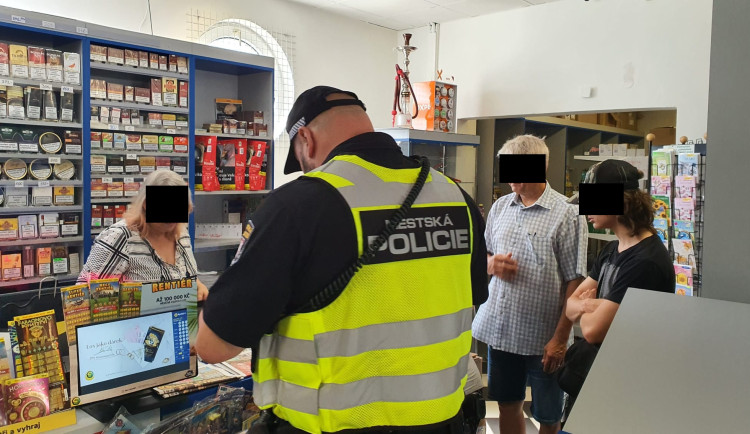 Kontroly prodeje alkoholu mladistvým. Tři ze sedmi prodejen prodaly