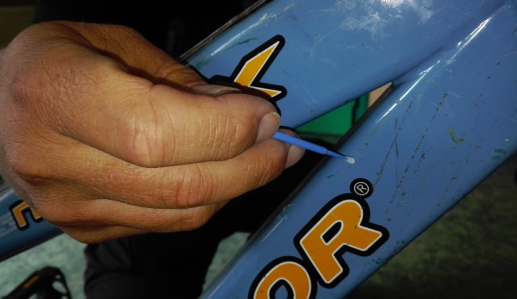 O forenzní značení kol je zájem, zabezpečit lze i koloběžky nebo vozíky