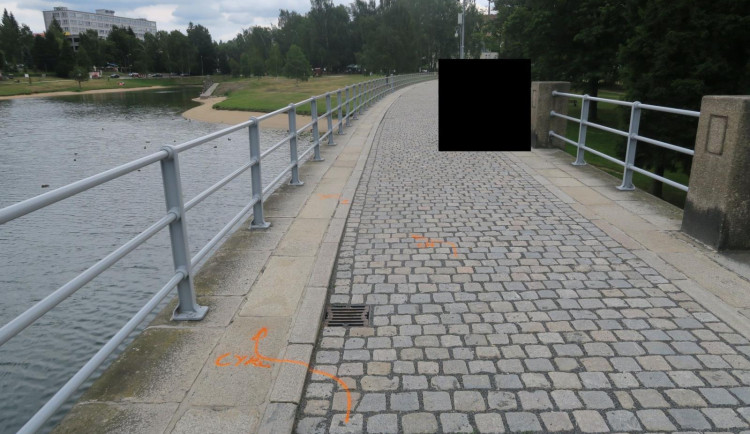 Cyklista se na hrázi přehrady srazil s chodkyní. Policie hledá svědky