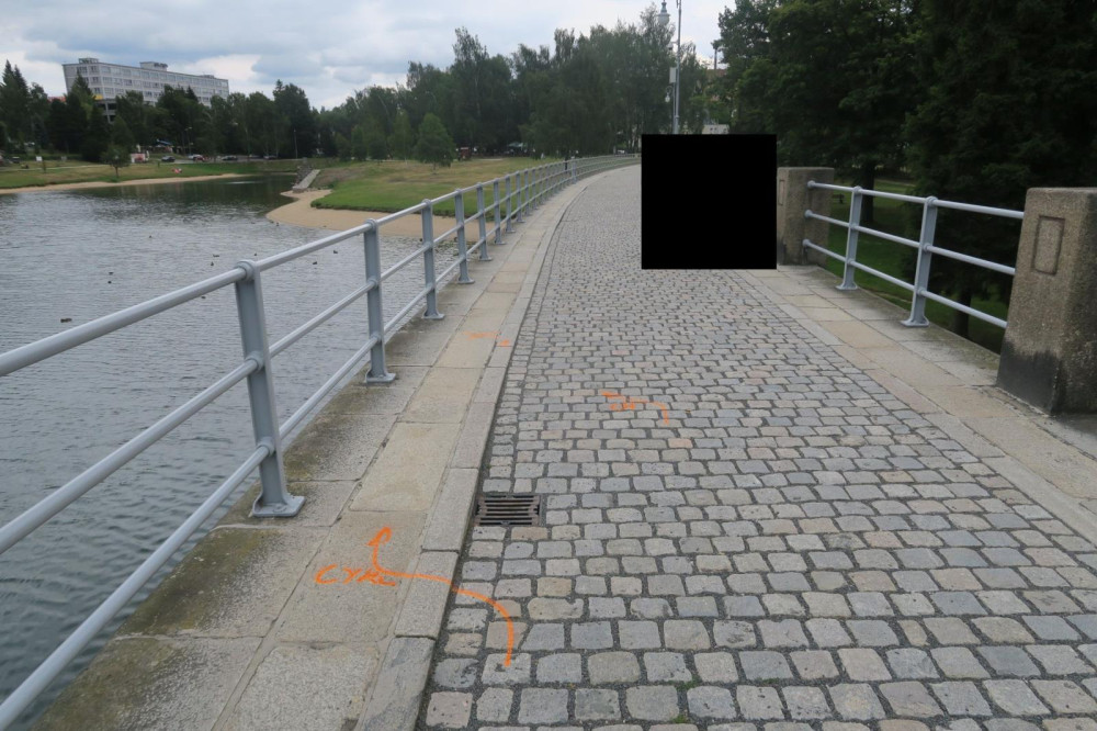 Cyklista se na hrázi přehrady srazil s chodkyní. Policie hledá svědky