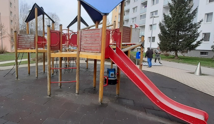 Zničená dětská hřiště trápí města, do oprav investují statisíce korun
