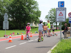 Děti se po prázdninách vracejí do škol. Rodiče by měli školáka na cestu připravit, motoristé by měli zvýšit pozornost