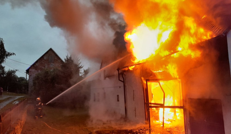 V Heřmanicích hořel rodinný dům. Část se zřítila