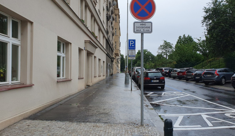 Žena z Letné si stěžuje na rozšíření chodníku. Bojí se, že přiláká partičky opilců