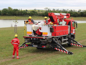 Energetici s ochranáři dávají na dráty vysokého napětí výstražné koule, aby neumírali ptáci
