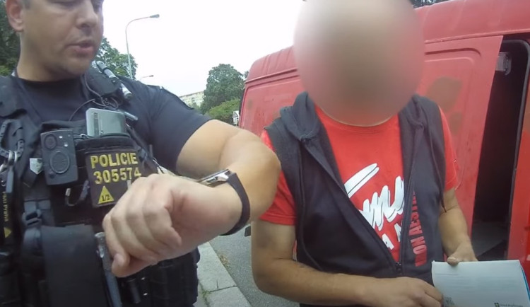 Policie zastavila sjetého muže čtrnáctkrát za dva měsíce. Pokaždé byl v jiném autě