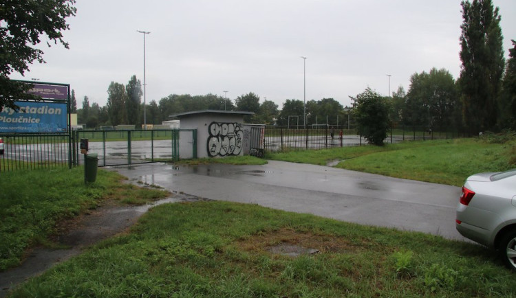 Dej mi deset korun, nebo tě zabiju, hrozil seniorovi. Nakonec mu ukradl kolo