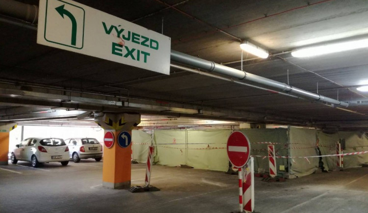 Kuriózní nehoda v Cityparku. Nepozorná řidička při vyjíždění z parkoviště přehlédla červenou a zlomila závoru