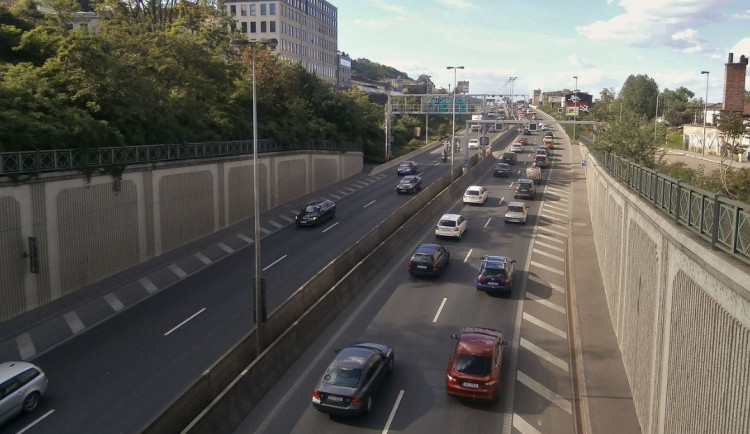 Motorkář zemřel po honičce s policií. Tragédie způsobila dopravní kolaps