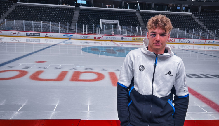 Zranění mladého libereckého brankáře. Vystřelený puk prošel maskou, zastavil se až o oko