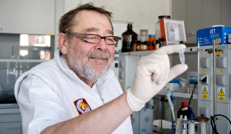 Nové drogy objevujeme každý týden, říká chemik Kriminalistického ústavu v Praze Michal Roman.