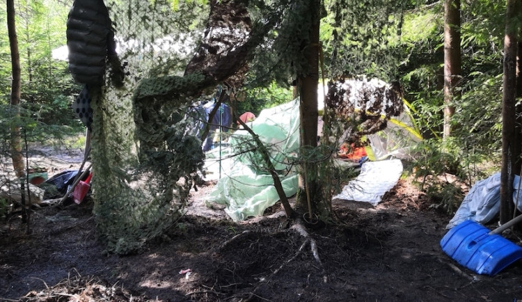 Radnice nechala zlikvidovat příbytek bezdomovců nedaleko archivu. Odvezlo se 850 kilogramů odpadu