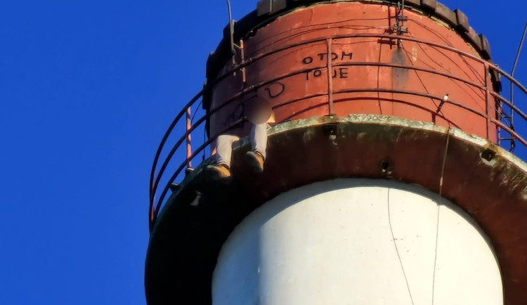Dva lidé v České Lípě lezli na vrchol osmdesát metrů vysokého komína. Chtěli kešku