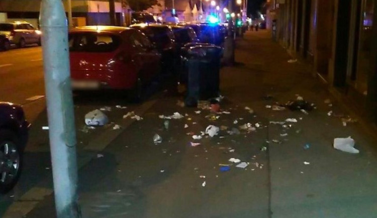 Zfetovaný mladík vyhazoval odpadky z popelnice a vykřikoval, že chce do Bohnic