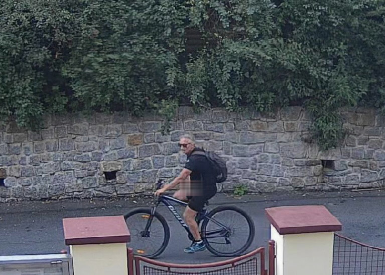 Cyklista při jízdě masturboval a obtěžoval kolemjdoucí ženy. Pátrá po něm policie