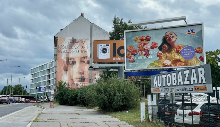 Úřad pro ochranu hospodářské soutěže vede s pražským magistrátem správní řízení kvůli regulaci reklamy