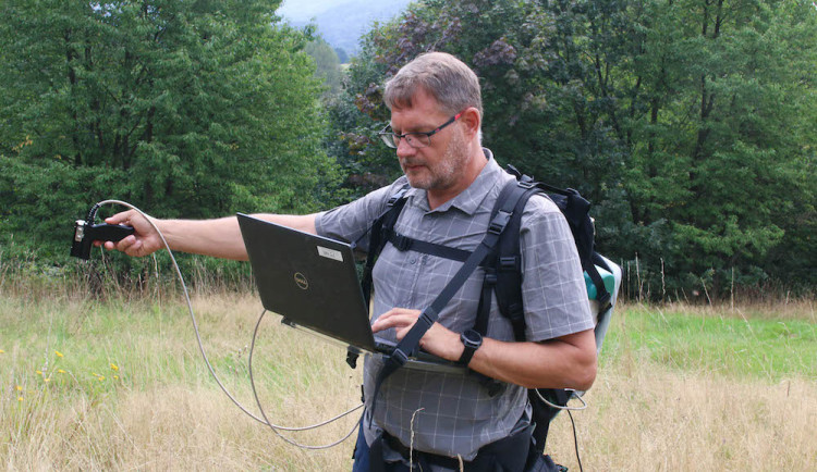 Kvalitu rostlin určí z odrazu světla. Louka v Mníšku slouží pro mezinárodní experiment
