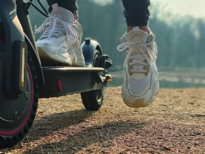 Nevraživost mezi řidiči, chodci a elektrokoloběžkáři by mohla zmírnit jasná pravidla