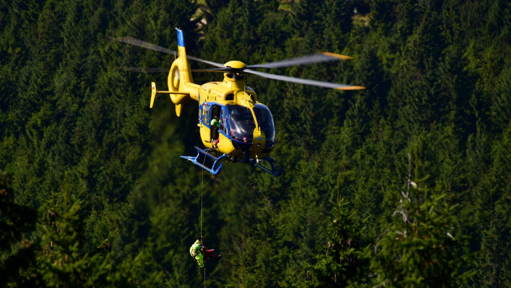 Vrtulník v Jizerkách.