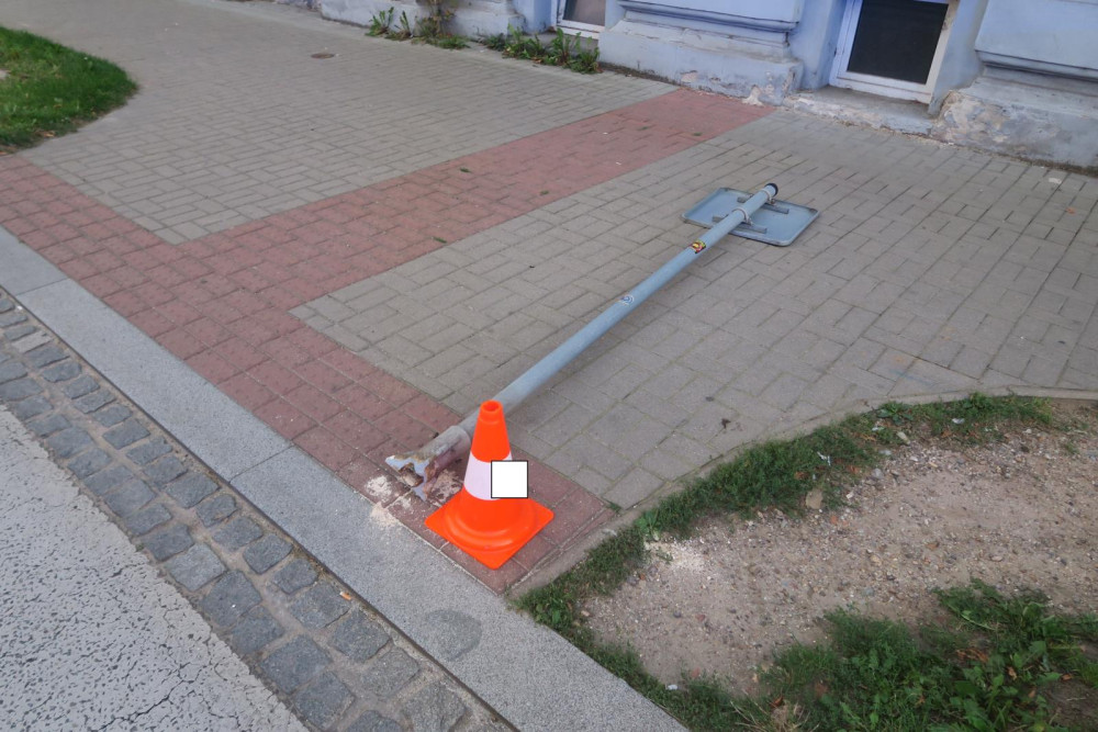 Řidič před policisty naboural do značky, pak nadýchal přes 3,5 promile