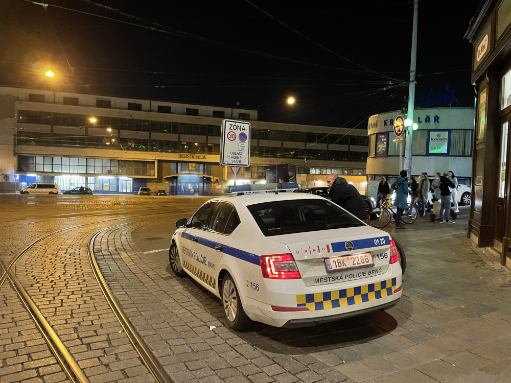 Lidé v Brně se báli na nádraží. Před putykou se strhla skupinová bitka mužů