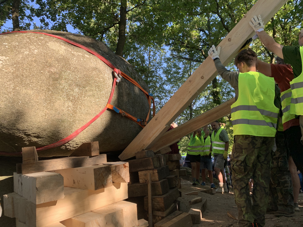 Viklan je oblý skalní blok nebo balvan, který spočívá na podloží jen nepatrnou plochou.
