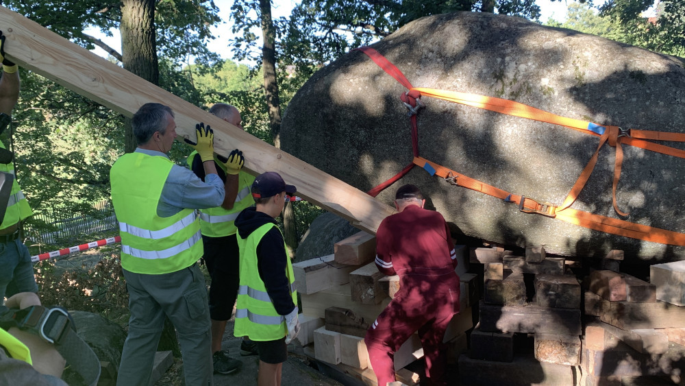 Pavel s týmem musí viklan nejdřív zvednout a pak pootočit na místo, kde má správně být.