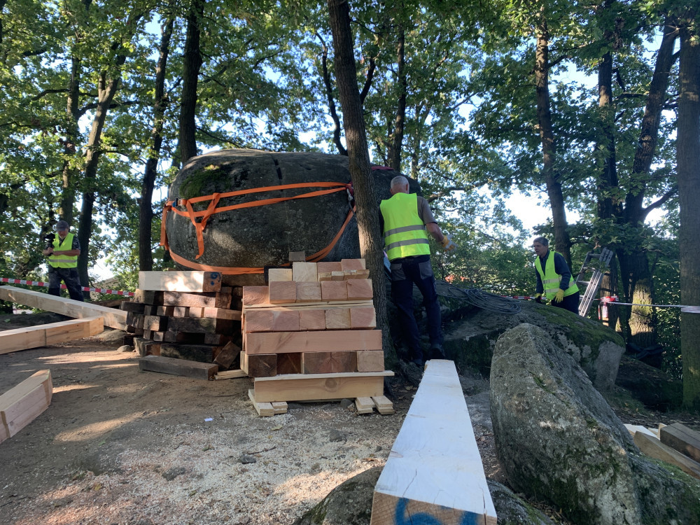 Viklan je oblý skalní blok nebo balvan, který spočívá na podloží jen nepatrnou plochou.