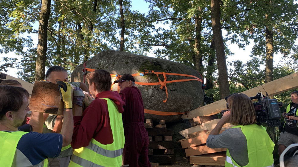 Pavel s týmem musí viklan nejdřív zvednout a pak pootočit na místo, kde má správně být.